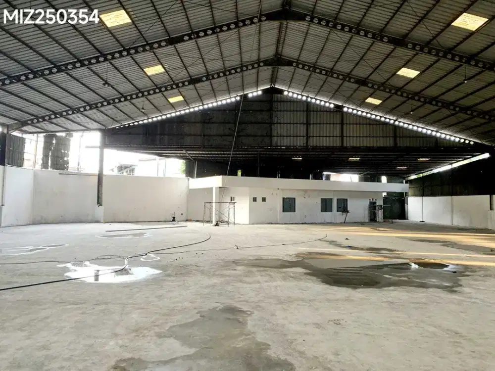 GUDANG STRATEGIS KALIANAK DEKAT PELABUHAN LAMONGAN BAY