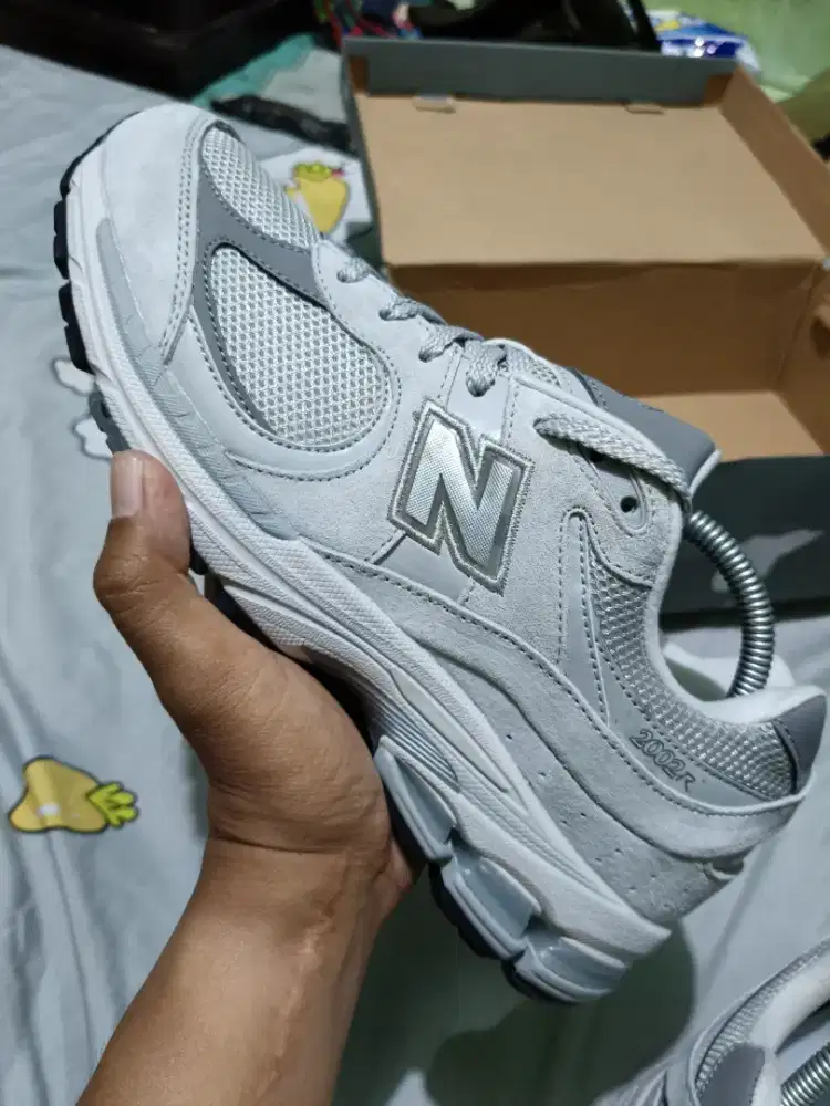 Sepatu Lari Pria NB 2002R Grey Rain Could Size 42.5 Kondisi Second