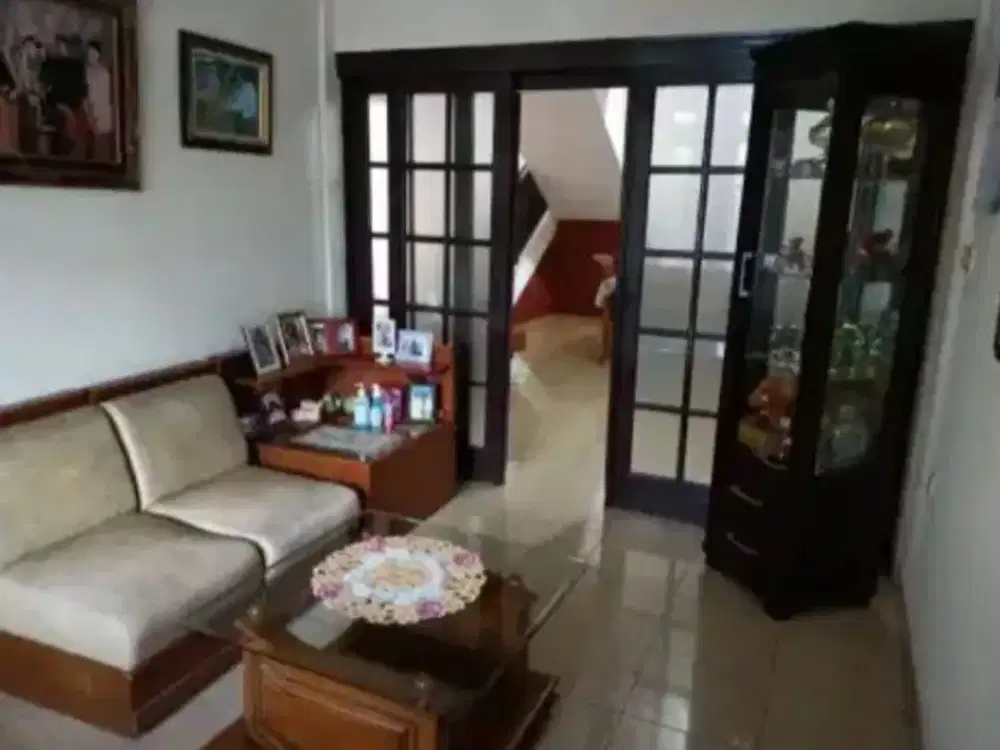 A142 Jual Rumah Tua Hitung Tanah Super BU di Puri Indah