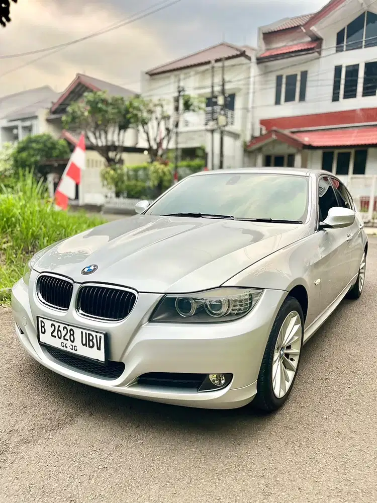 BMW 320i 2010 Bensin