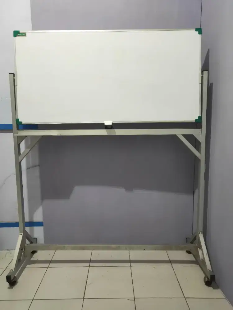 Papan tulis besar ada kakinya