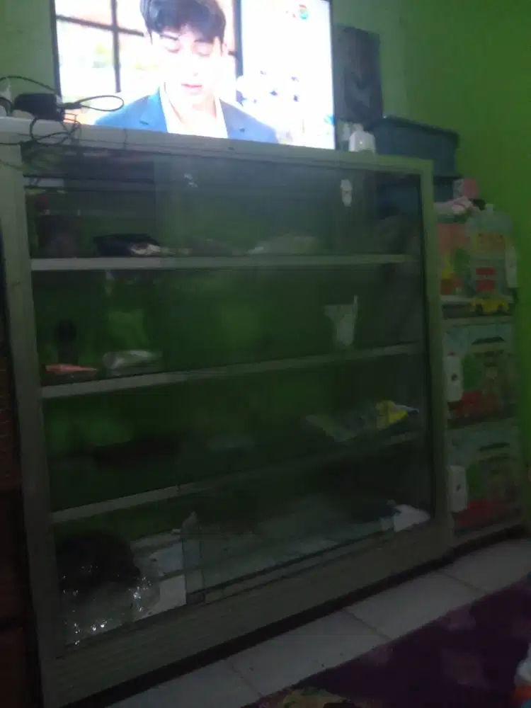 Di jual etalase bekas