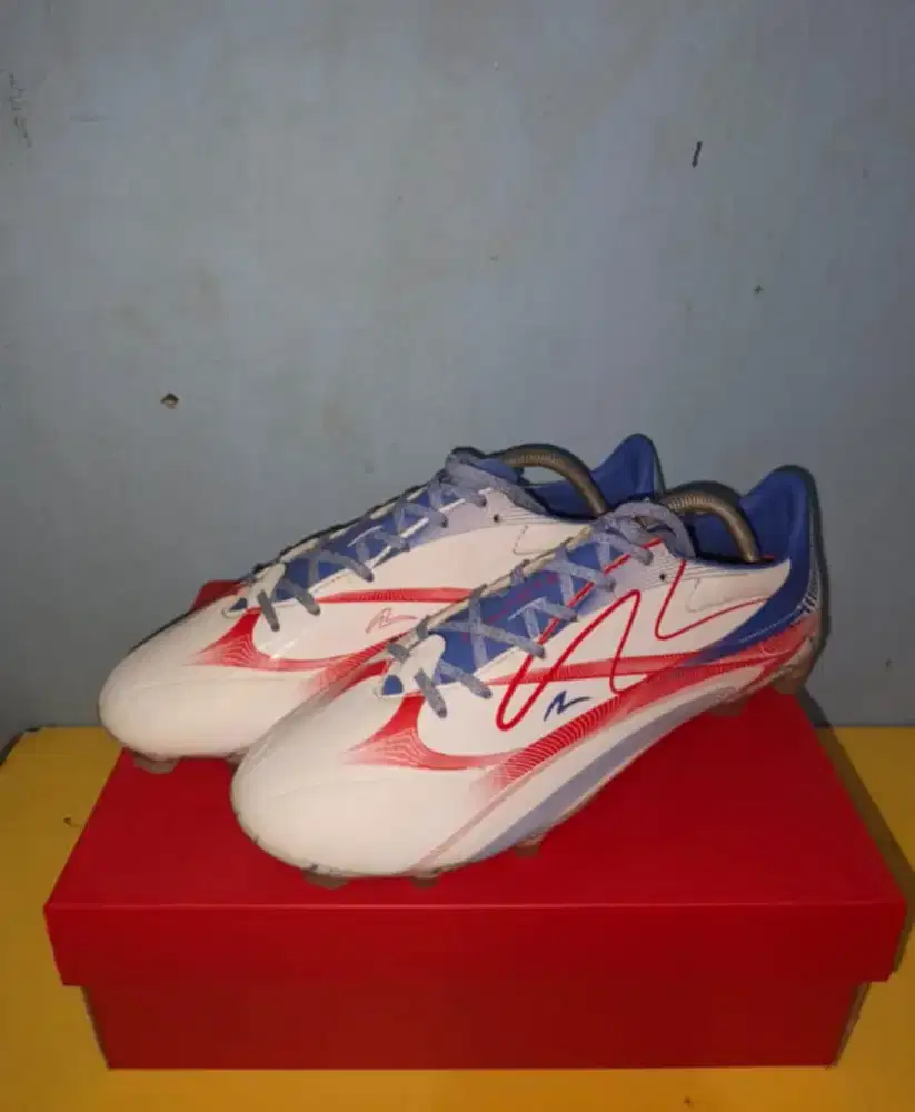 SEPATU BOLA BARU