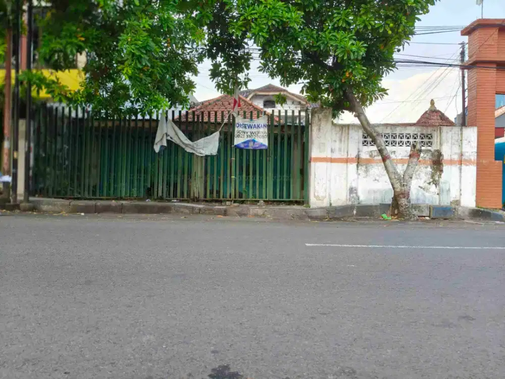 Disewakan rumah usaha harga terjangkau depan jalan gajah mada