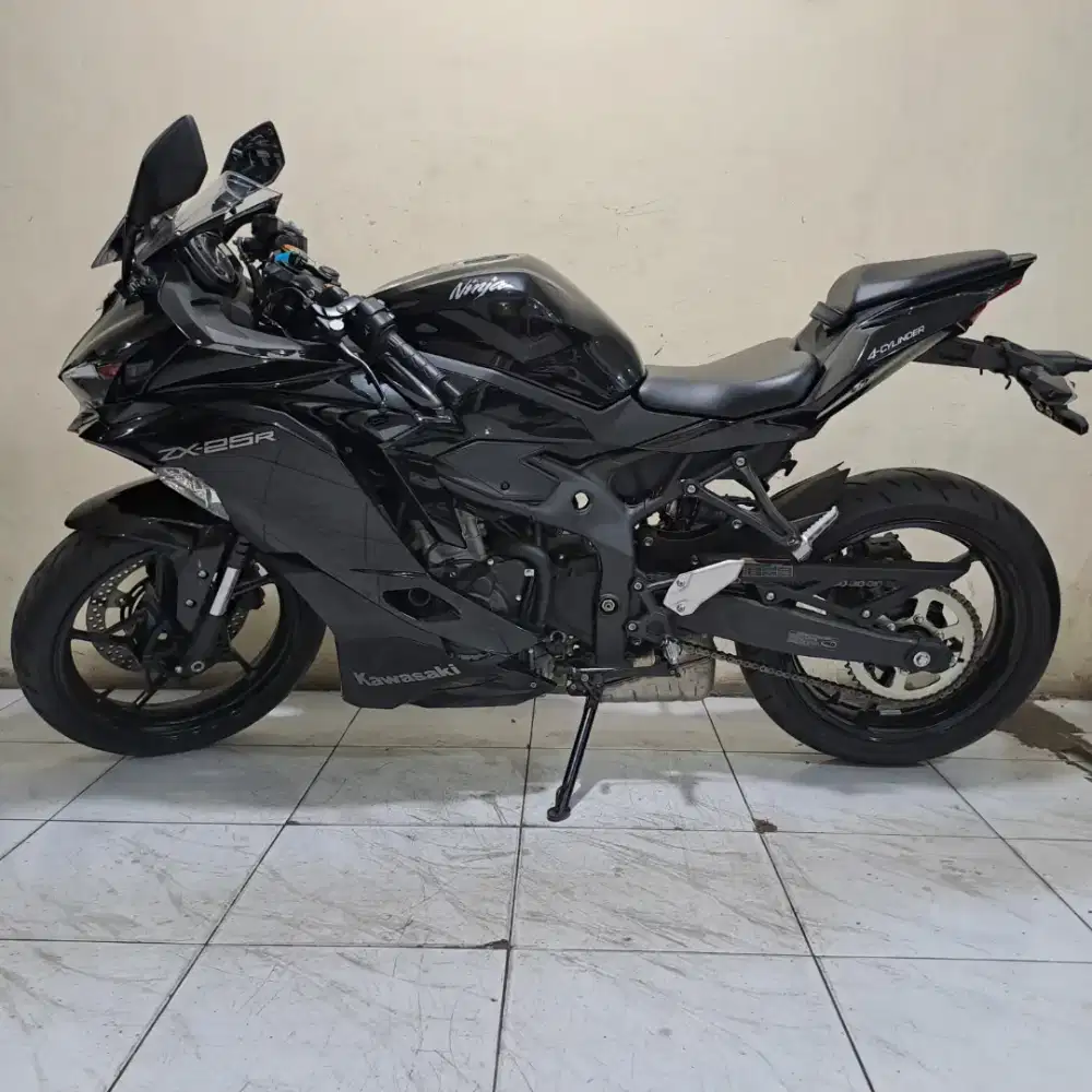 Kawasaki ZX 250R 2022 KM 700 perak like new
