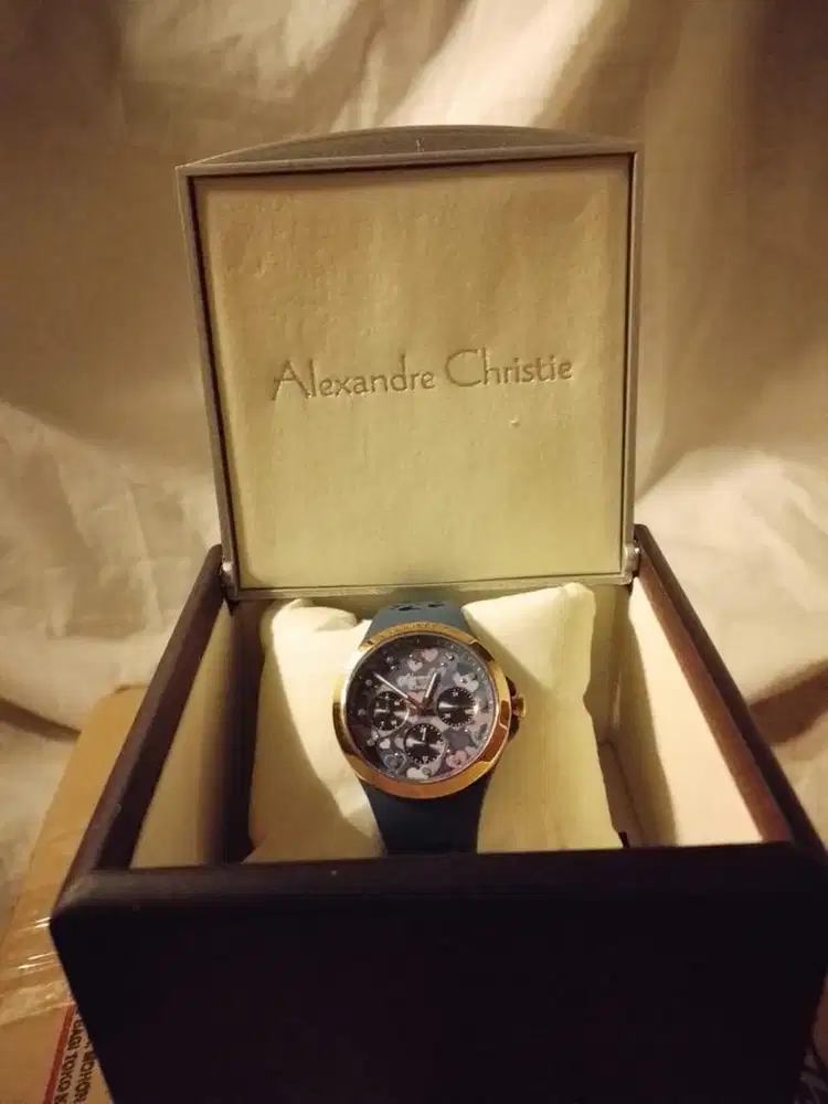 Jam tangan baru