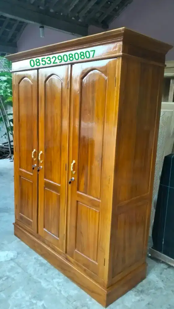 Lemari tiga pintu jati