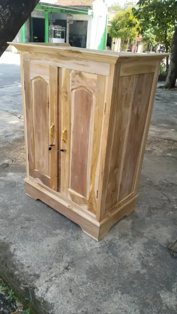Lemari kost jati