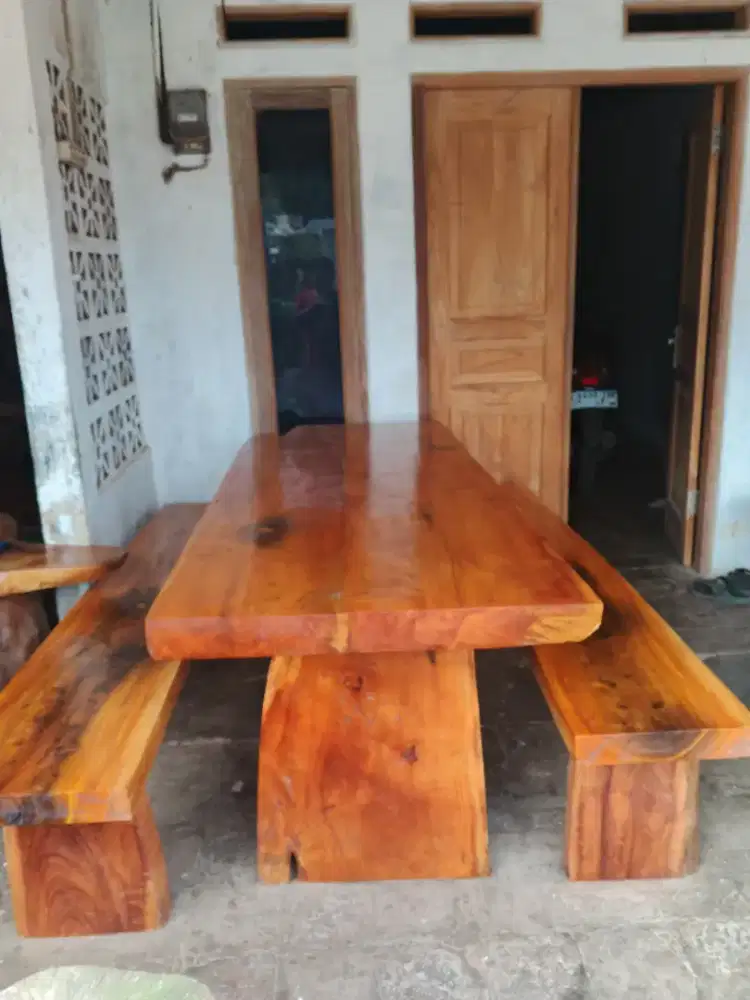 Meja makan antik teras