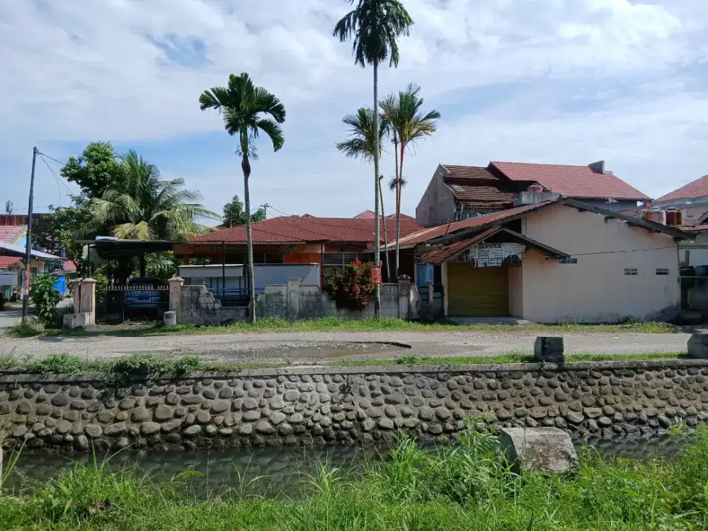 Lokasi strategis di tengah kota depan hotel pangeran beach padang