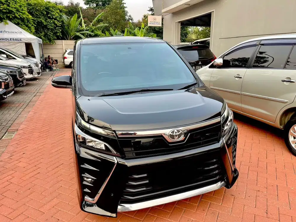 Toyota Voxy 2.0 2018 AT attitude black