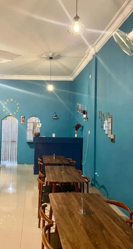 Dijual satu ser meja kursi untuk cafe