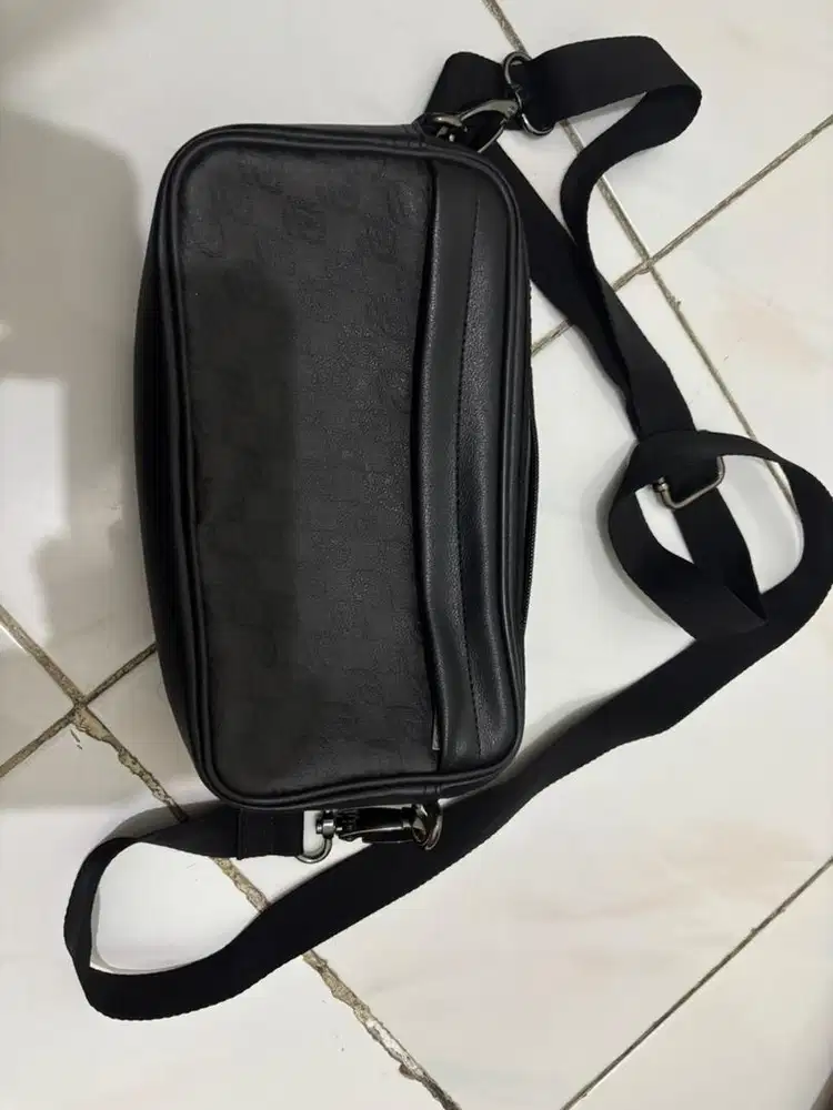Tas perumpuan watna hitam
