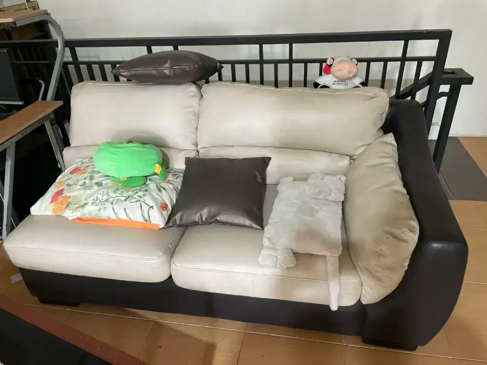 Dijual sofa kulit empuk 3 sit