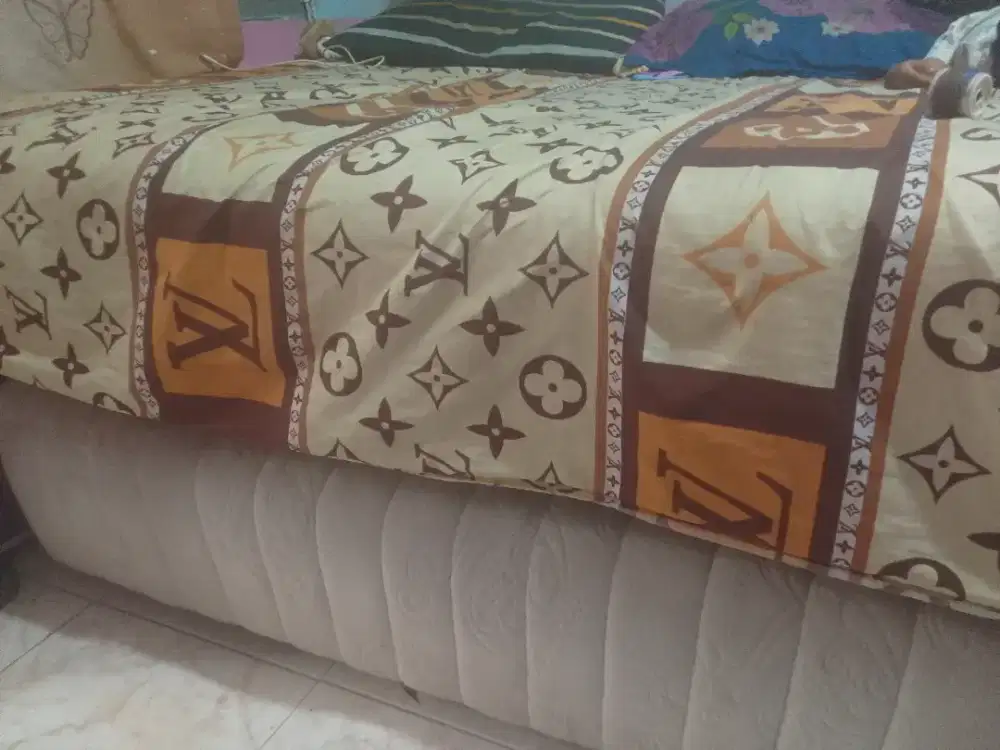 Jual ajh kasur Beverley Sprinbet no 3 dan kasur bwah ada juga