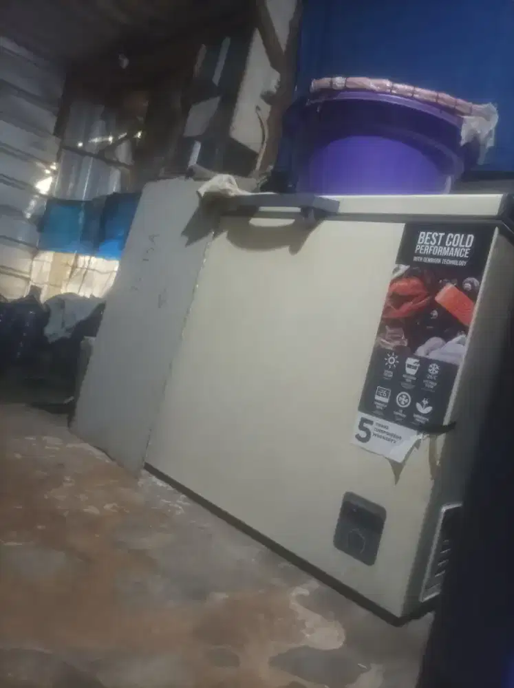 Dijual cepat freezer box merk GEA