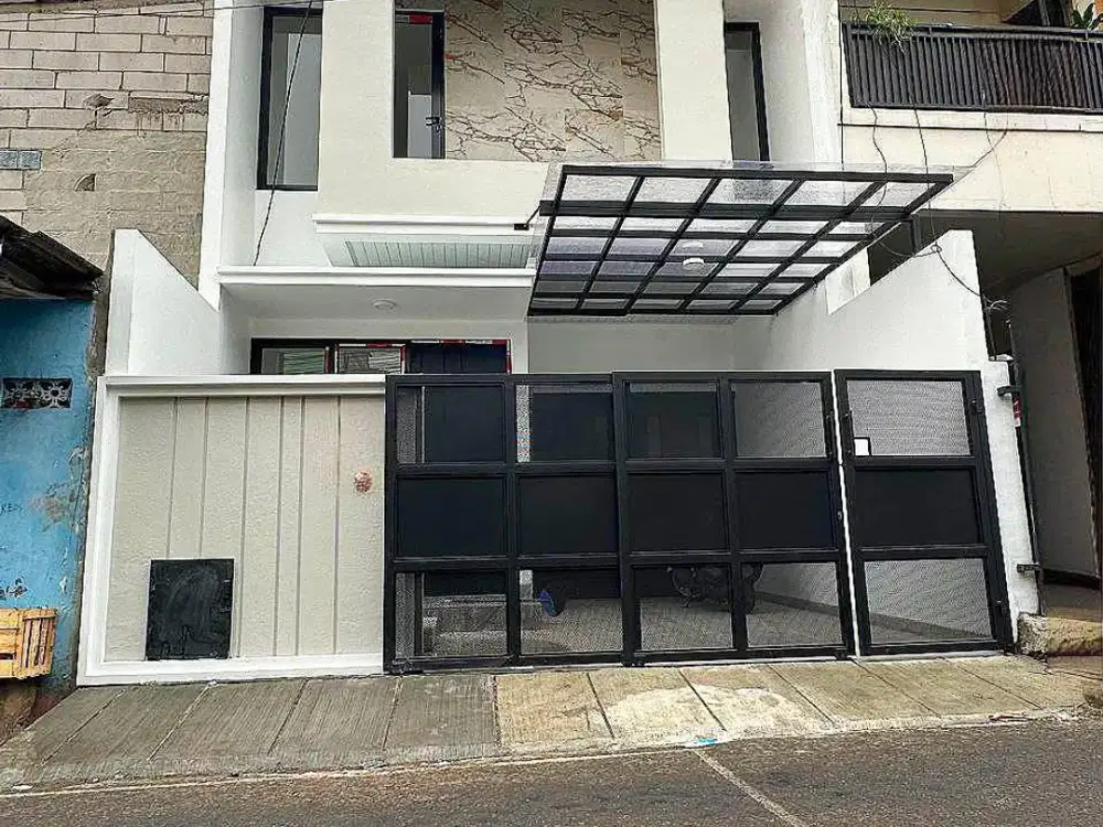 Rumah ISTIMEWA di Mampang Prapatan dengan PRIVATE SWIMMING POOL di Jantung Jakarta Selatan