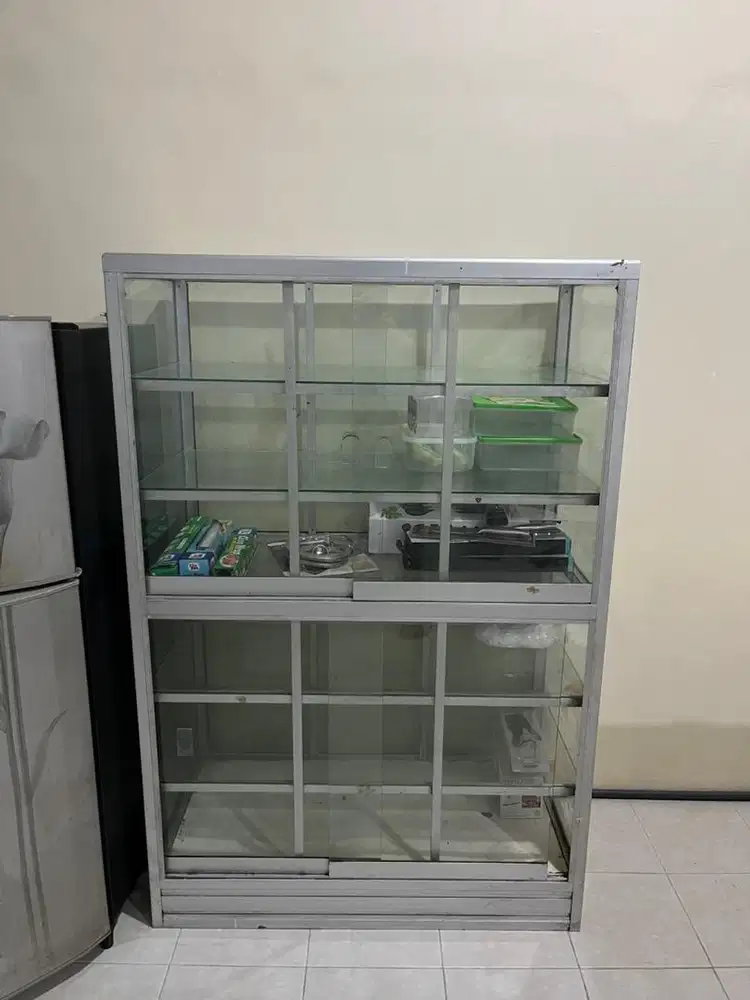 Etalase Kaca Tebal
