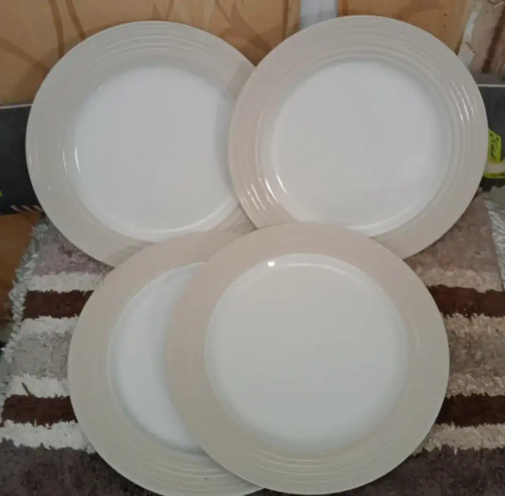 4 pcs piring makan