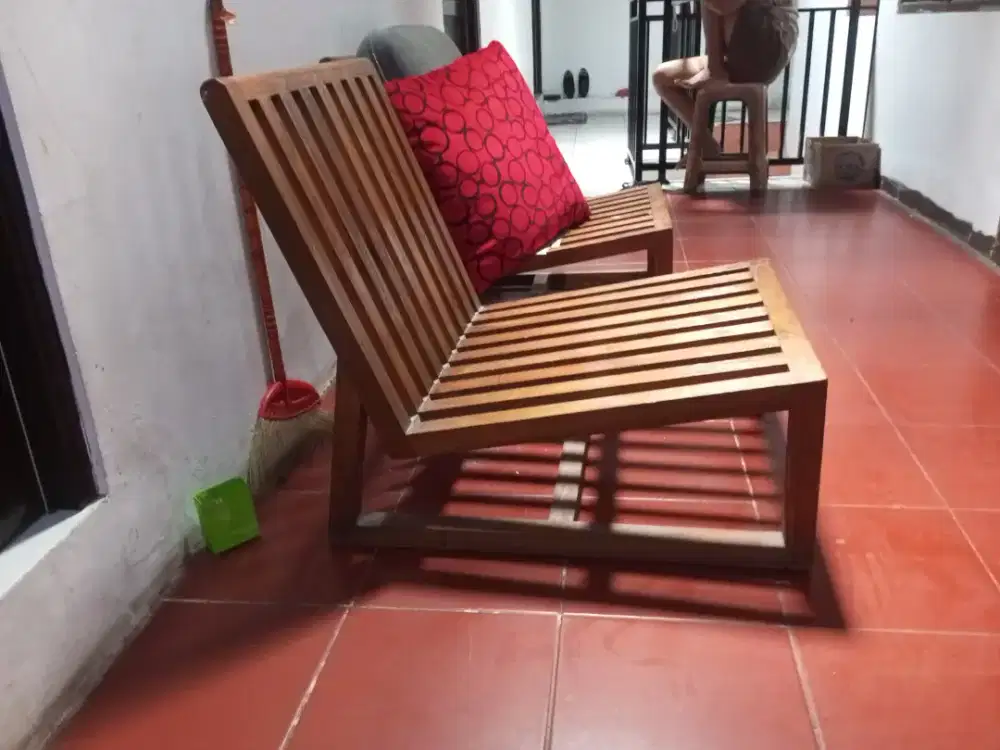 Kursi teras kolam renang