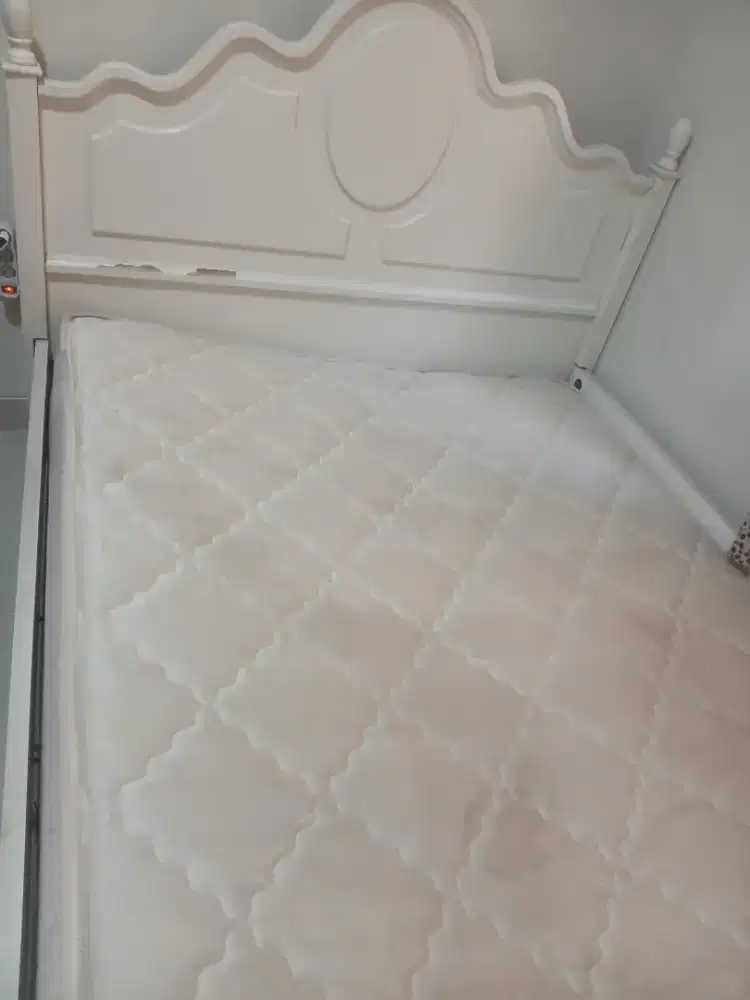 1 set tempat tidur dan springbed