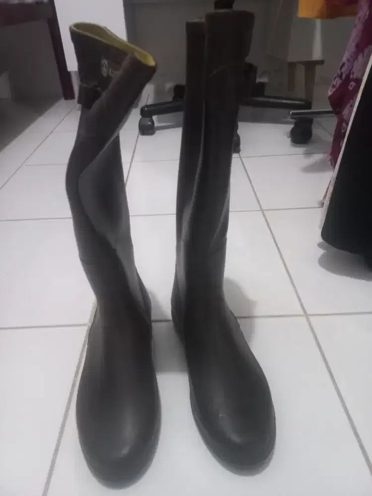 Dijual sepatu Boots preloved AIGLE ukuran 37