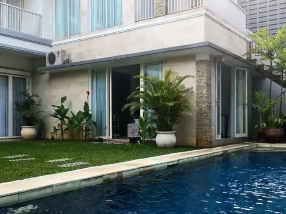 Rumah mewah ada kolam renang, nyaman di Senayan Bintaro Jaya