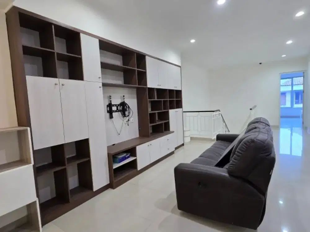 Disewa Rumah PIK 150m 3lantai full furnish murah