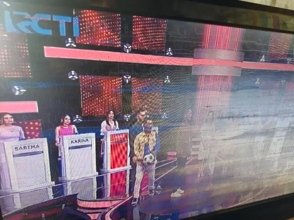 Tv toshiba 32 inch minus layar dan baut kaki patah sisanya aman.