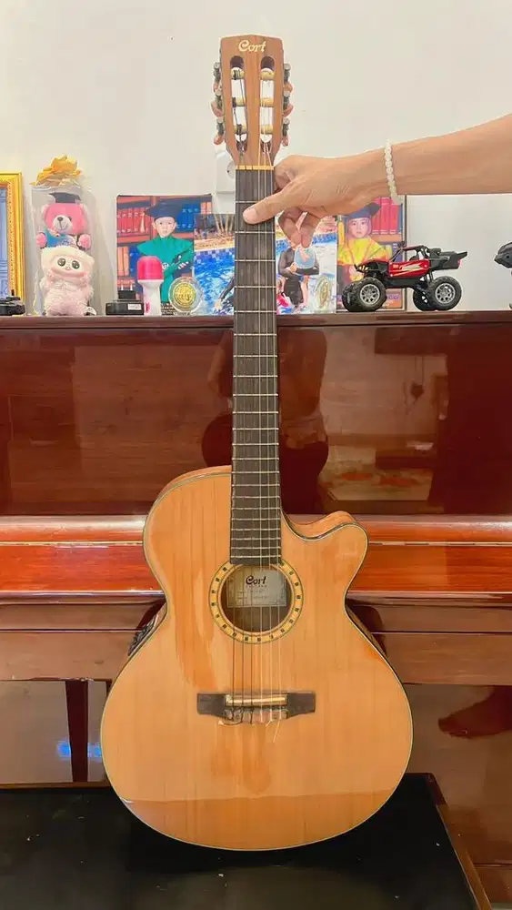 Gitar Akustik Nylon Elektrik - Bekas