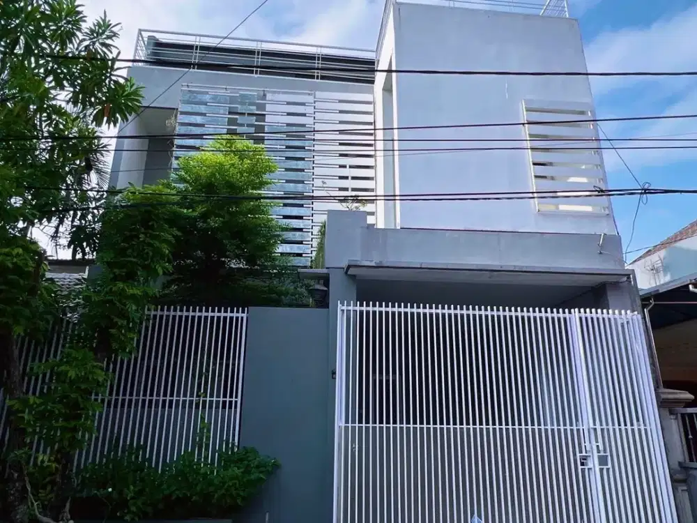 Rumah Minimalis Modern 3 Lantai Wiyung