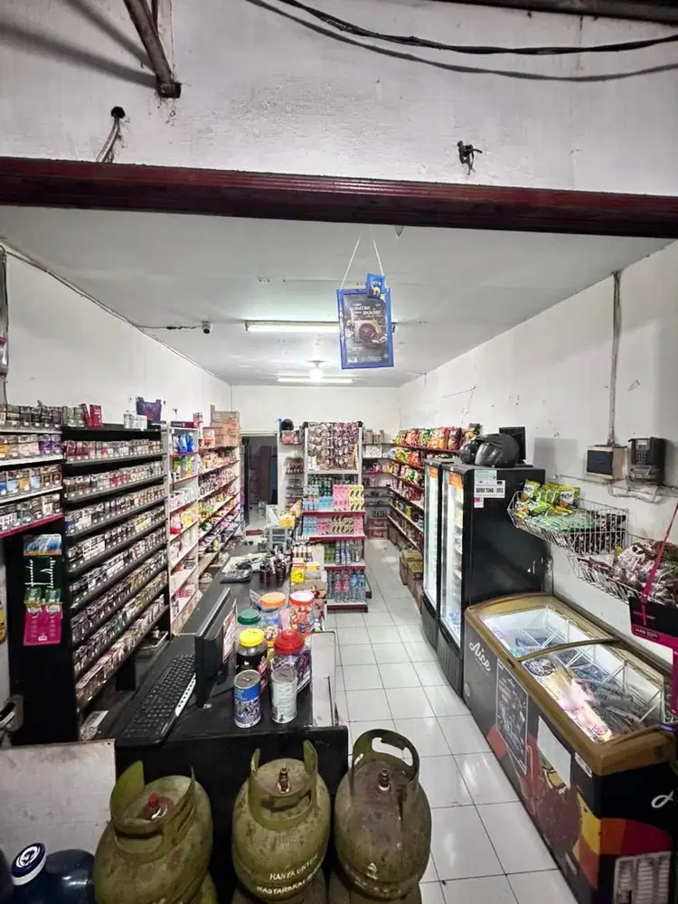 Di cari karyawan/karyawati untuk kasir toko  maksimal umur 26