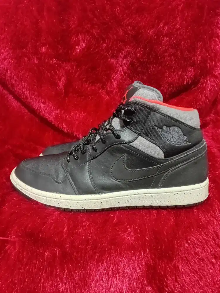 AIR JORDAN 1 RETRO MID HOLIDAY SIZE 42
