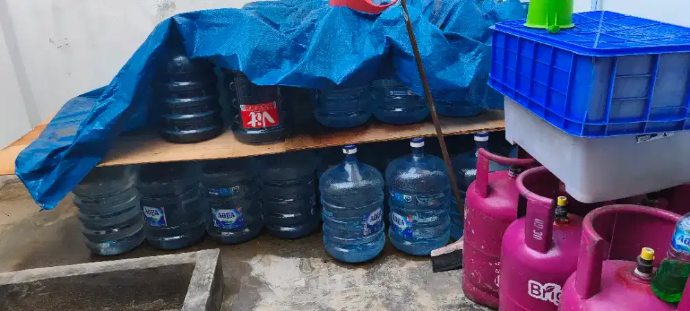 Dijual cepat aqua galon dan isinya 30 botol