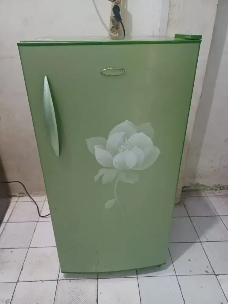 Dijual kulkas Polytron 1pintu kondisi normal body mulus siap pakai