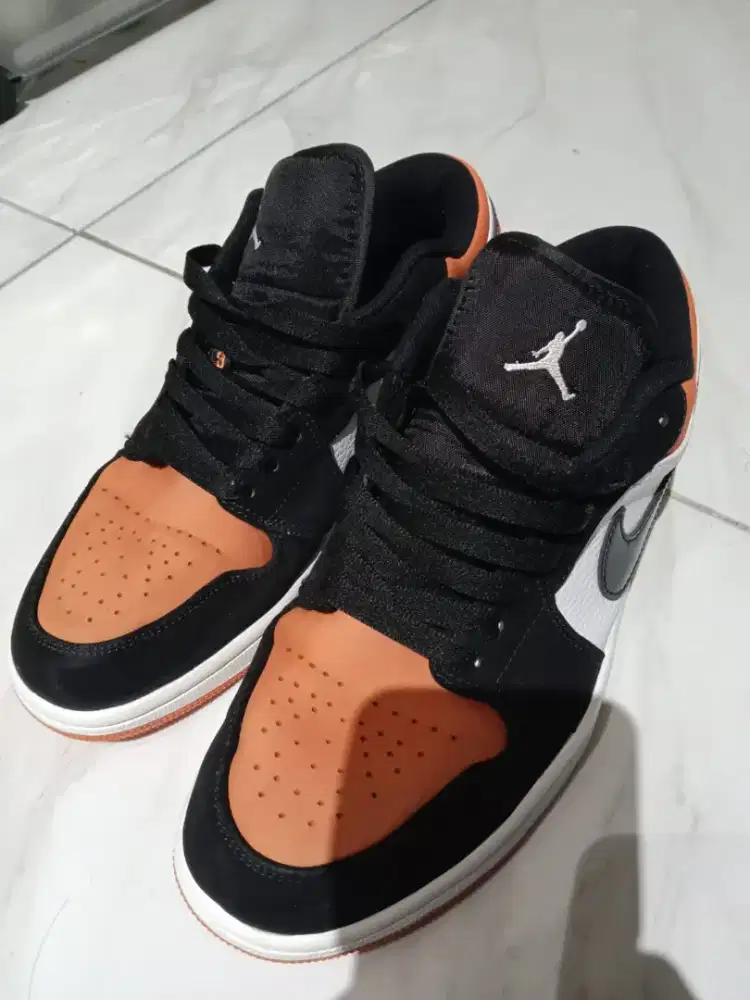 AJ 1 Low
Shattered Backboard
Size 41 
Cuma dipakai untuk pemoretan aja