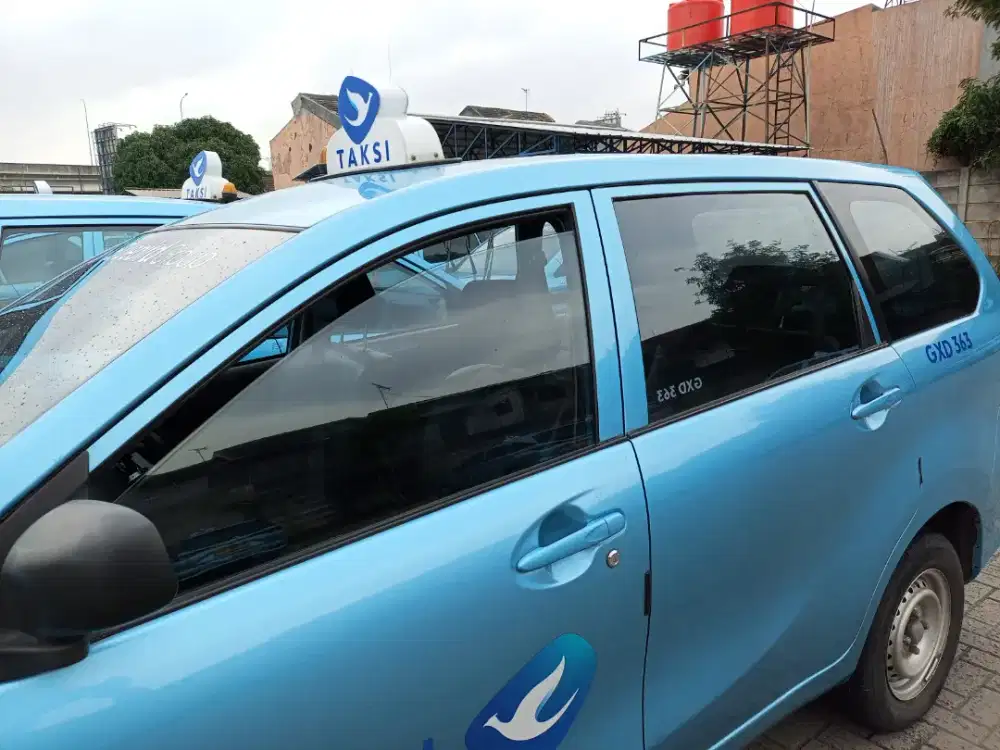 Driver taxi blue bird
