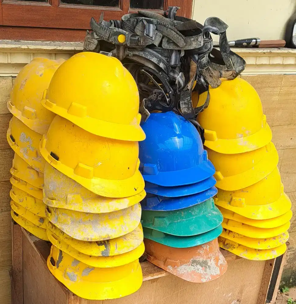 Helm proyek dan sepatu AP boot