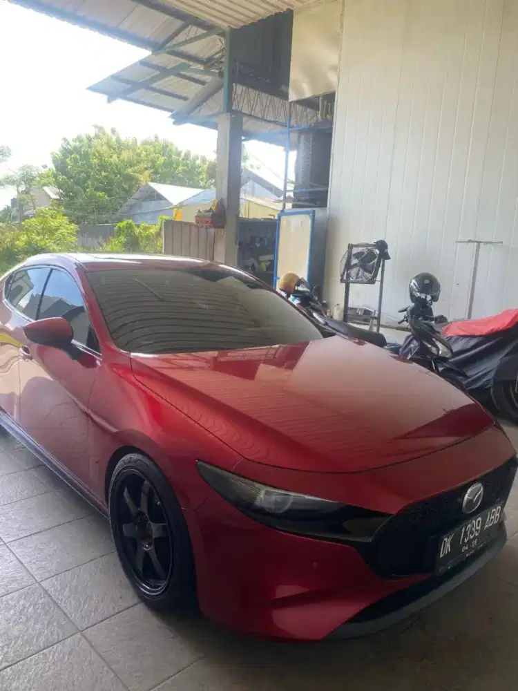 Mazda 3 merah metalik