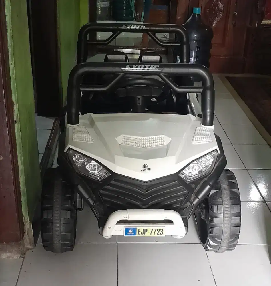 Mainan mobil aki jeep anak