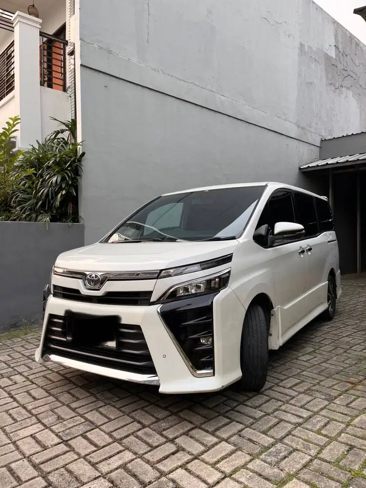 TOYOTA VOXY PUTIH 2.0 A.T tahun 2019