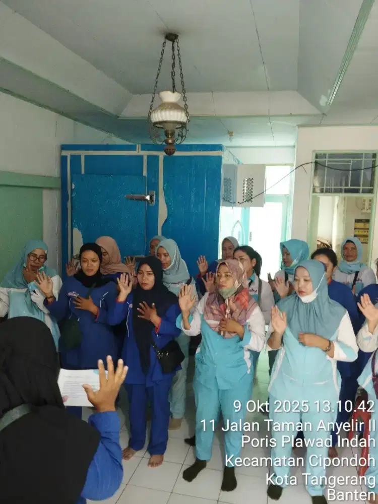 Menjual produk cimory