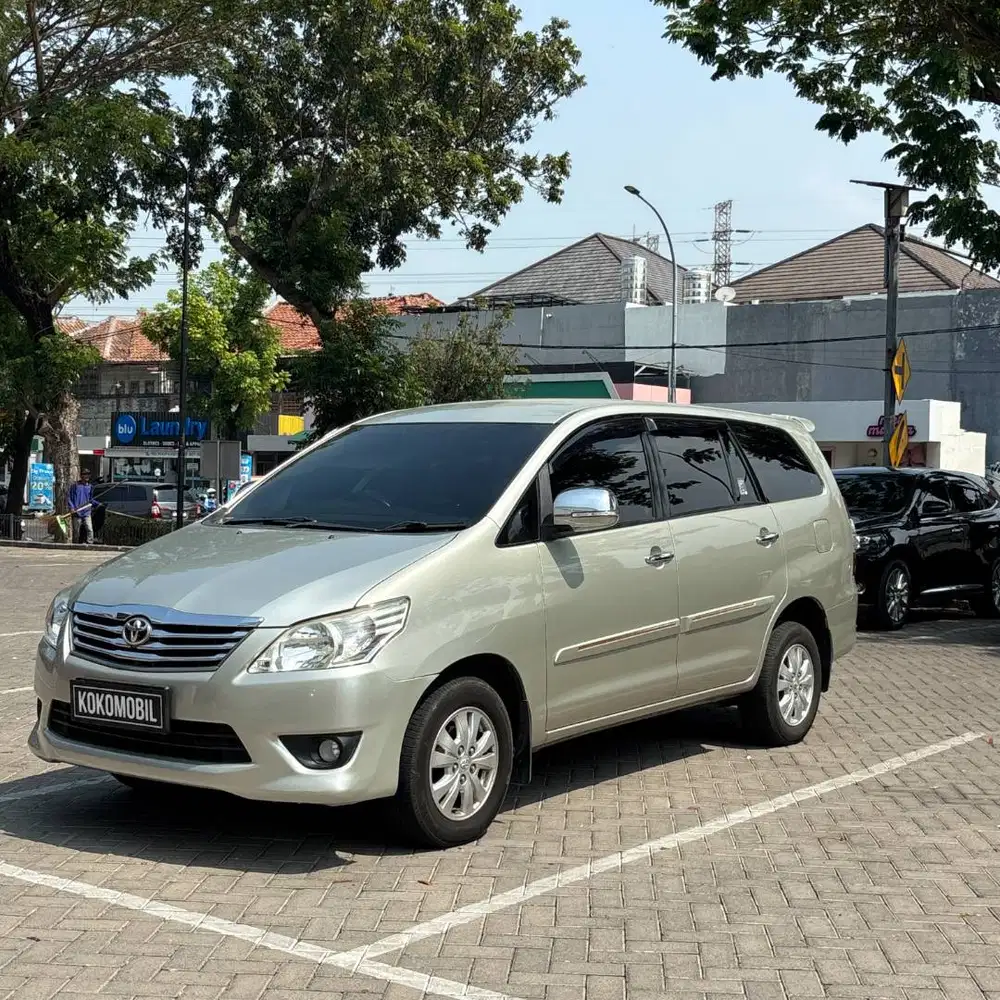 TOYOTA INNOVA G DIESEL AT 2012
