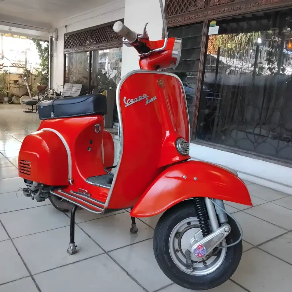 Vespa super 76 merah
