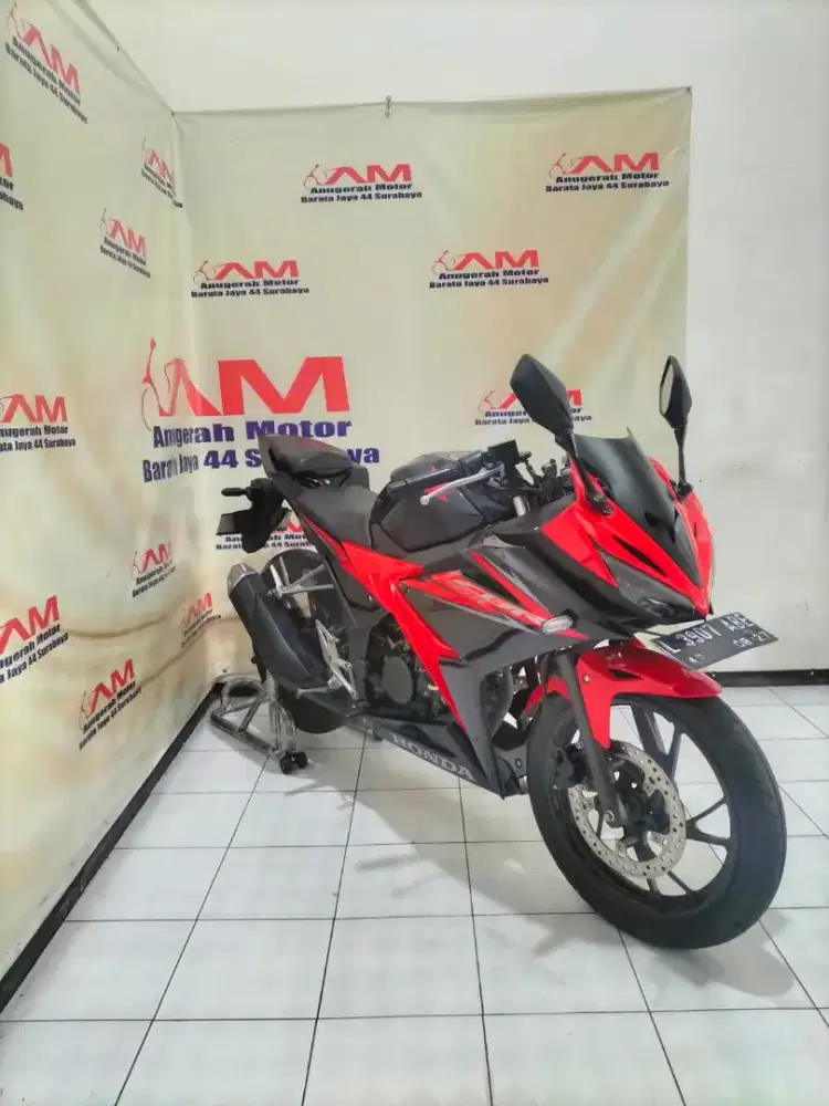 Honda CBR 150 hitam merah tahun 2018