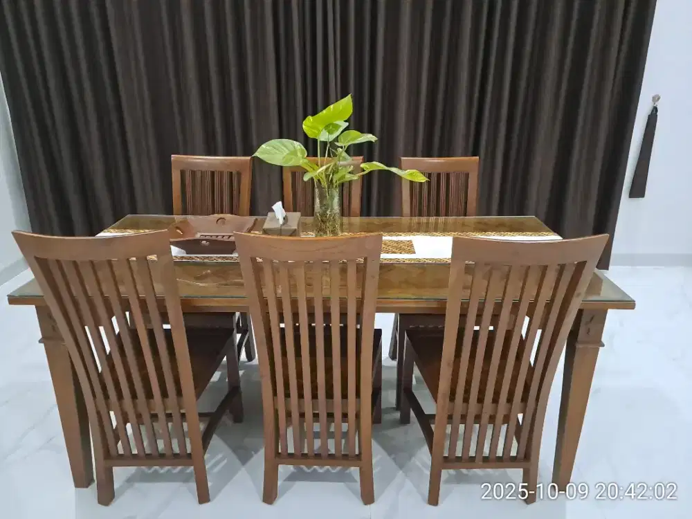 Meja makan jati