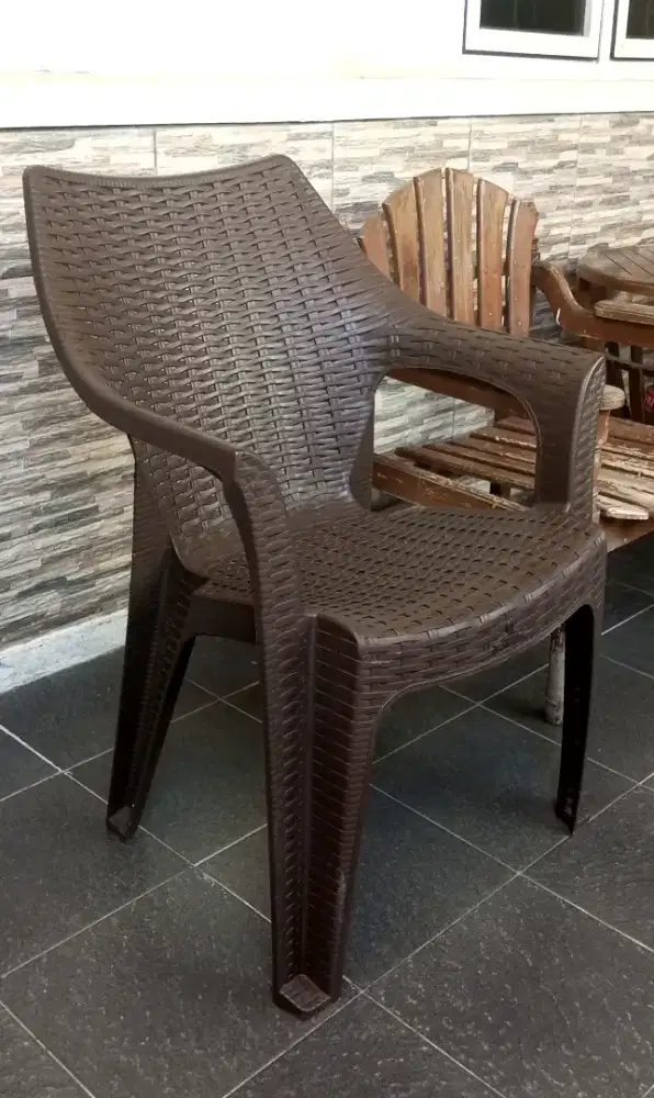 Kursi plastik rotan