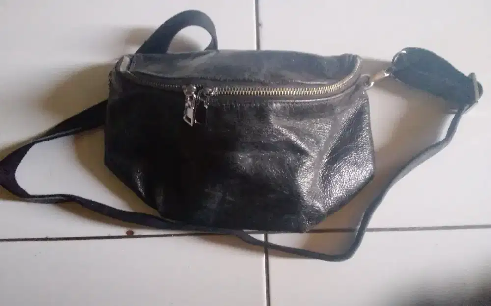 Tas pinggang atau tas slempang kulit tebal lokasi central Cilebut