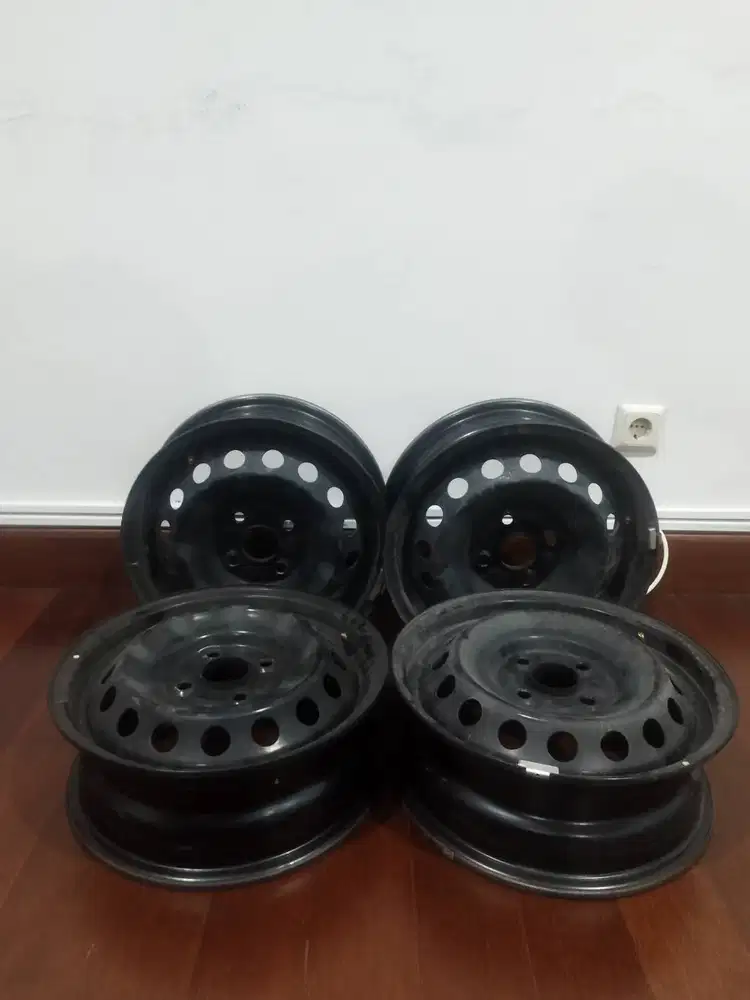 Velg EOM Sigra, kondisi bagus, baru dipakai 6 bulan
