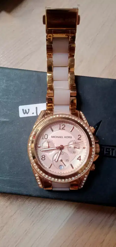 Jam tangan merk Michael Kors